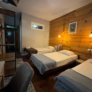 https://hostel-funchal-19.madeira-islandshotels.com